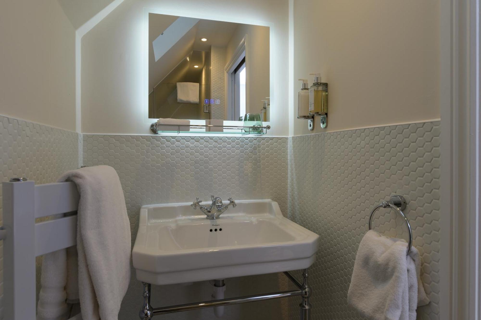 Eight Hotel Bath Exterior photo
